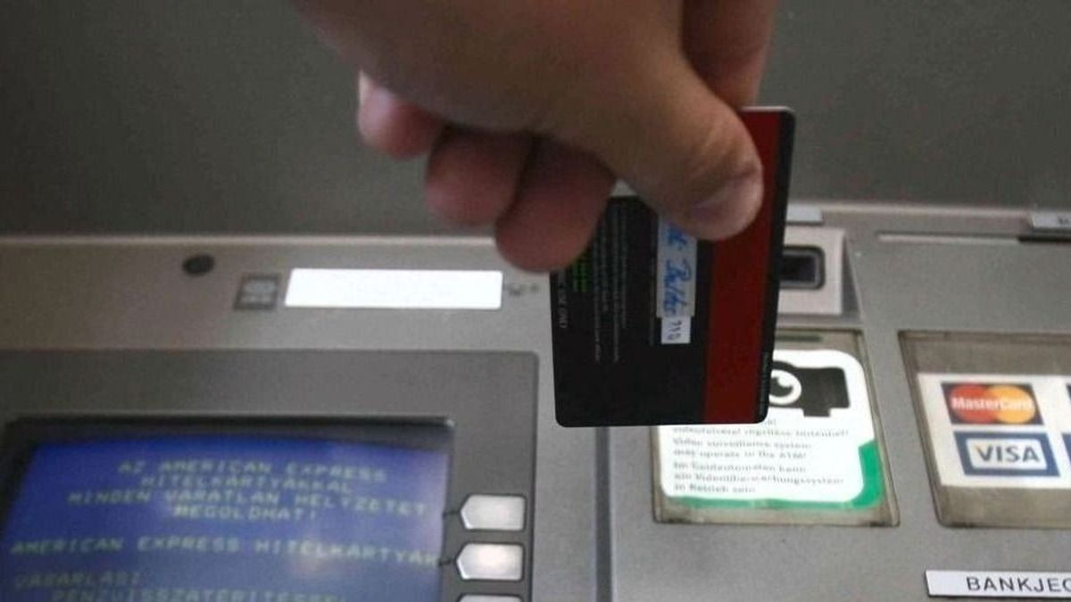 Mindenki nézze meg a bankszámláját, nagy pénzt utalt a kormány hétfő reggel – de nem mindenkinek jár a teljes összeg 