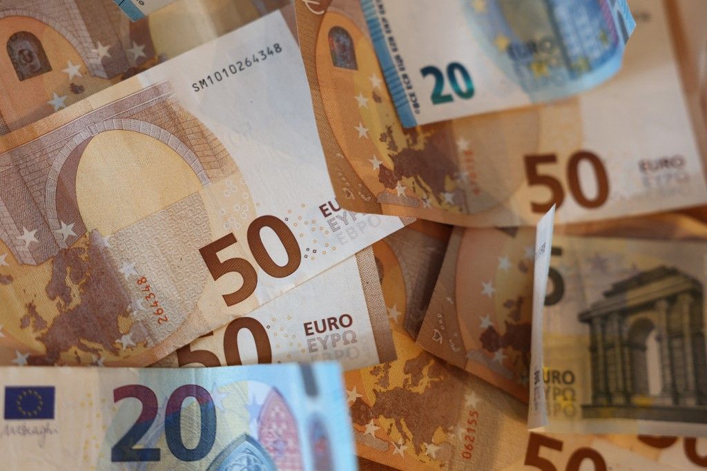 vagyonvisszaszerzési, Euro Banknotes Photo Illustrations