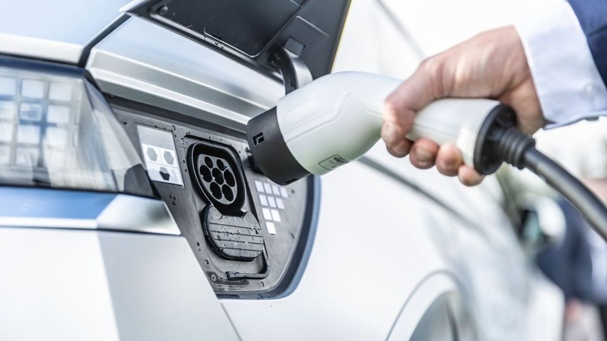 Felmérés: még mindig gond a töltés, de eszébe sincs visszaülni valakinek a belső égésű autójába, ha egyszer kipróbálta az elektromost 