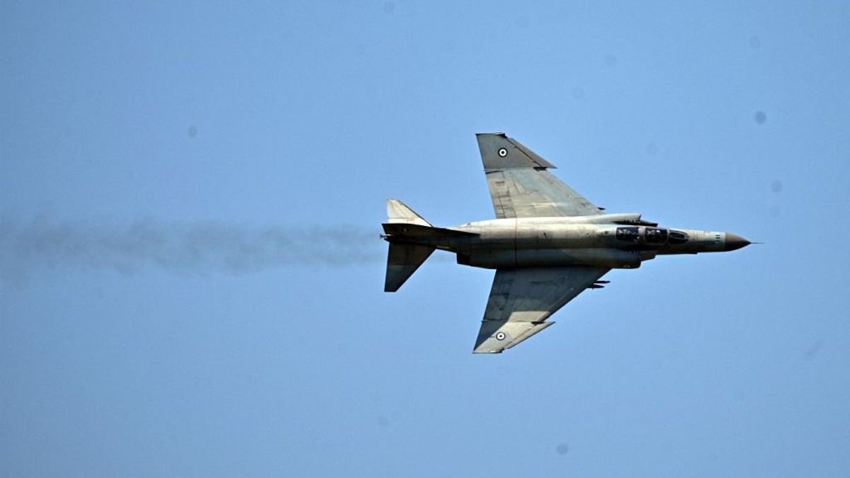 A lezuhant Gripen roncsa mellől tájékoztatott a honvédelmi miniszter: „az esze és a szíve is a helyén volt” – kiderült, mit gyakoroltak a vadászgépek 