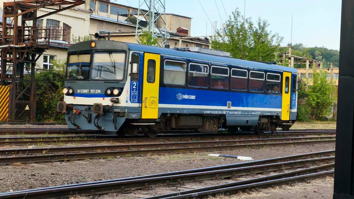 Komlói vonal: üresek a vonatok? Heves vita alakult ki a Vitézy Dávid szimbolikus projektje kapcsán 