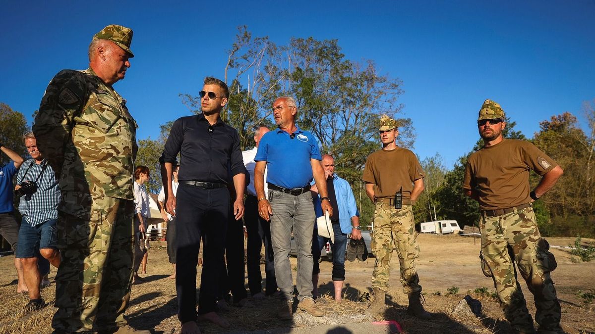 08.14.PaksDunaszentbenedekMagyar Péter miniszterelnök Bencs Zoltán, az Országos Vízügyi Főigazgatóság szakértője, Dr. Csurgó Attila ezredes, a II. Rákóczi Ferenc 11. Műszaki Ezred parancsnoka&nbsp;és Vargyas László Dunaszentbenedek polgármestere megtekintették a Duna vízszint emelési munkálatait Paks 