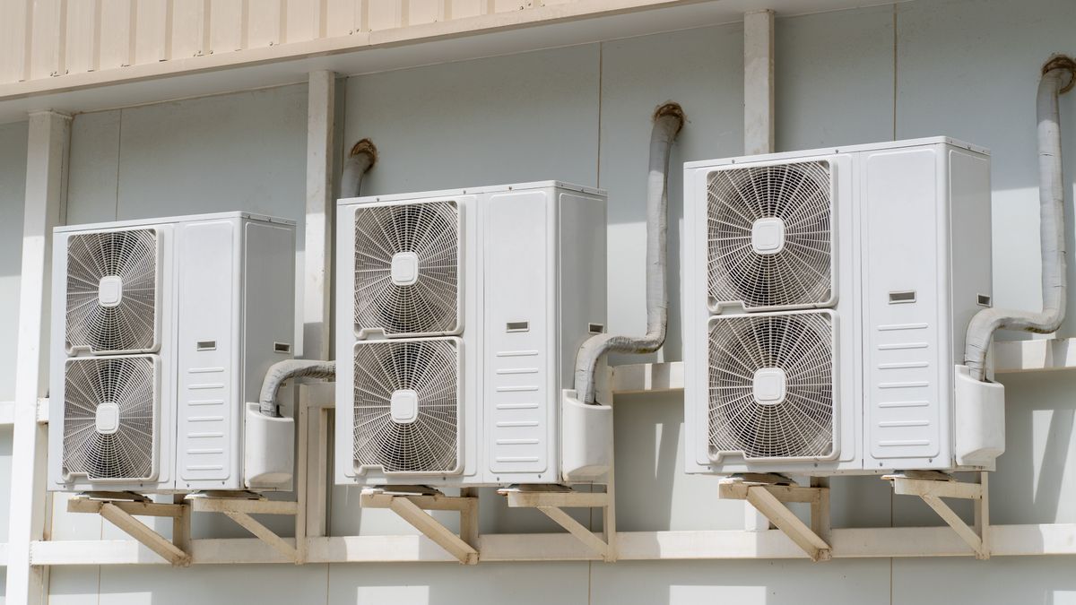 Air,Conditioners,Are,Mounted,On,A,Wall. légkondicionálás
