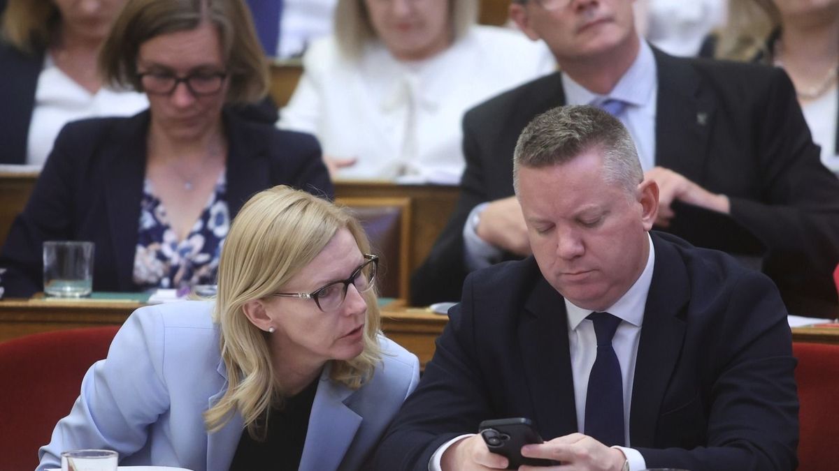 Folytatódik az átvilágítás, felmentette a belügyminiszter a Nemzeti Kommunikációs Hivatal és a Nemzeti Rendezvényszervező Ügynökség vezetőit 