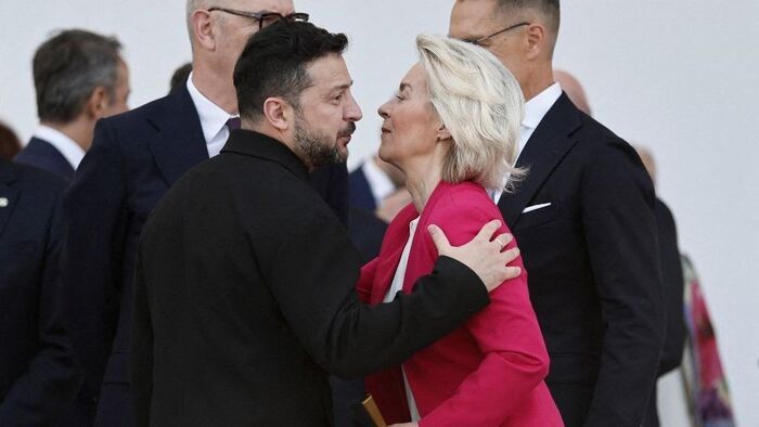 Zelenszkij a kijevi támadások után fájdalomdíjat kapott Brüsszelből: Von der Leyen ma több száz milliárd forintot szabadított fel a lefoglalt orosz vagyonból Ukrajna számára