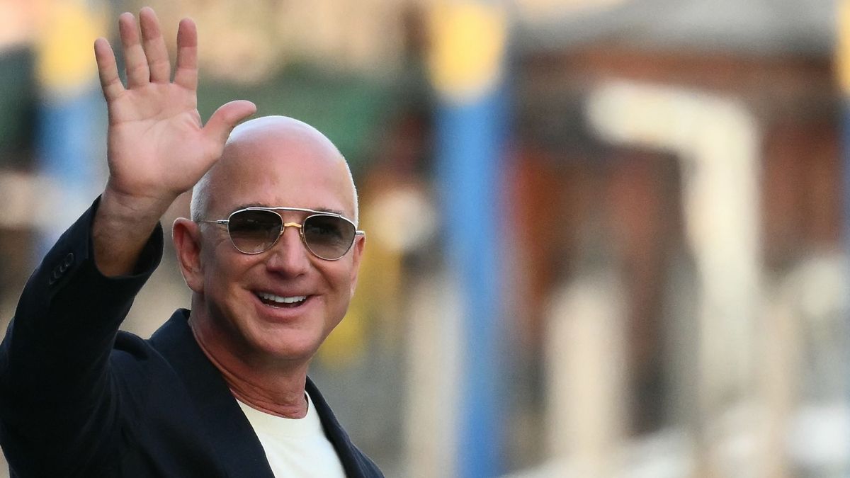 Szenzáció: a világ leggazdagabb embere, Jeff Bezos bevásárolta magát Szoboszlai Dominik klubjába 