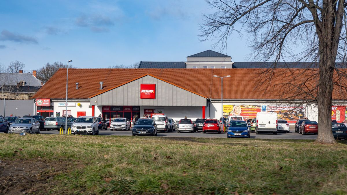 Kritikus időszakról beszél a Penny, tovább emelik a hőmérsékletet a Tesco áruházaiban – van olyan cég, ami a válság után is meghagyná a mostani intézkedéseket 
