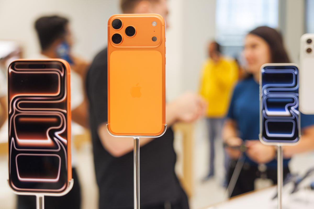 Összeomlik az okostelefon-piac, most az Apple-től várják a mentőövet: napokon belül jön a hajlítható iPhone, ami mindent felforgathat