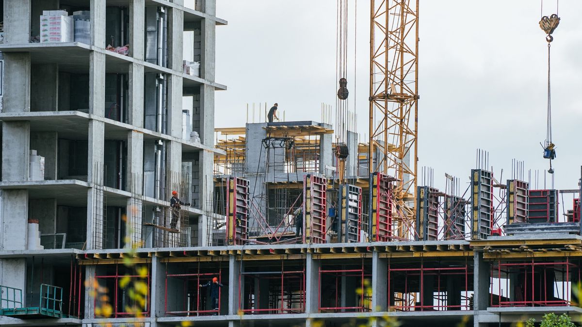 Construction,Workers,Efficiently,Building,A,Lar ge,Concrete,Residential,Building,,Using építőipari munkás minimálbér