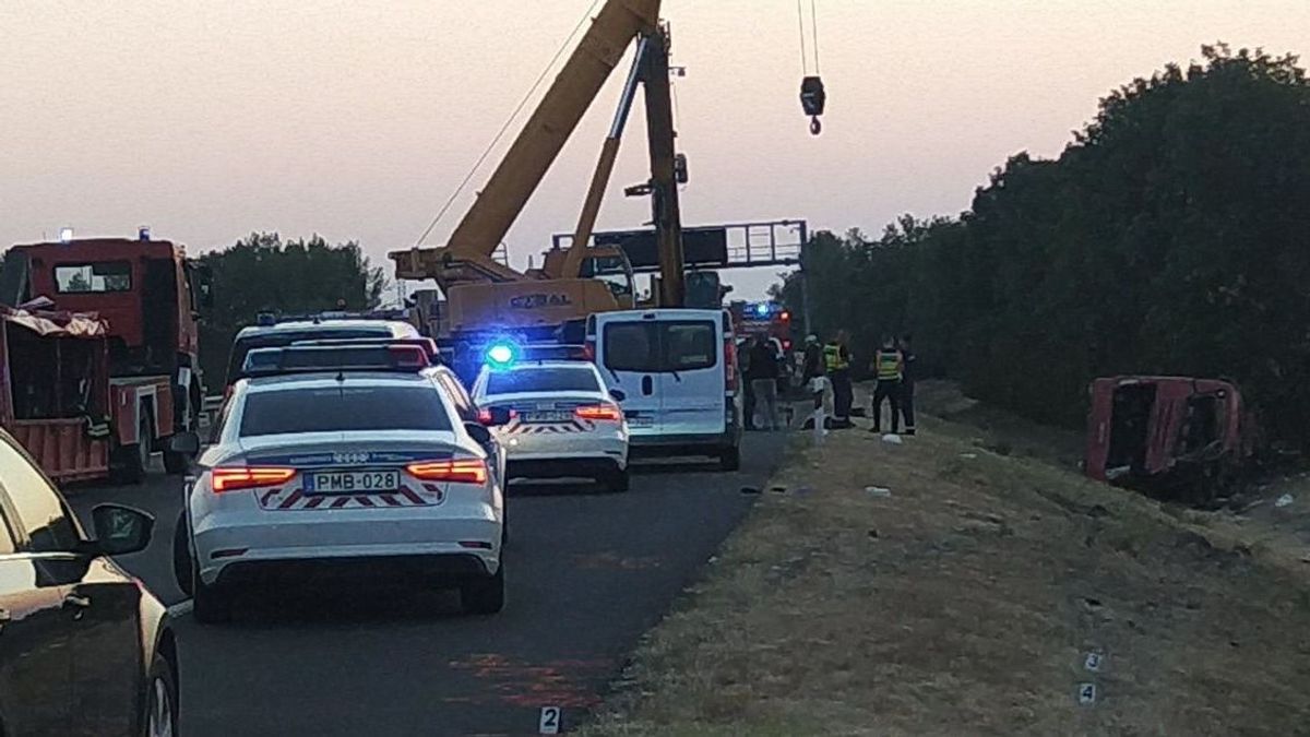 Tizenkét áldozata van az éjjeli, súlyos buszbalesetnek – Magyar Péter is megszólalt 