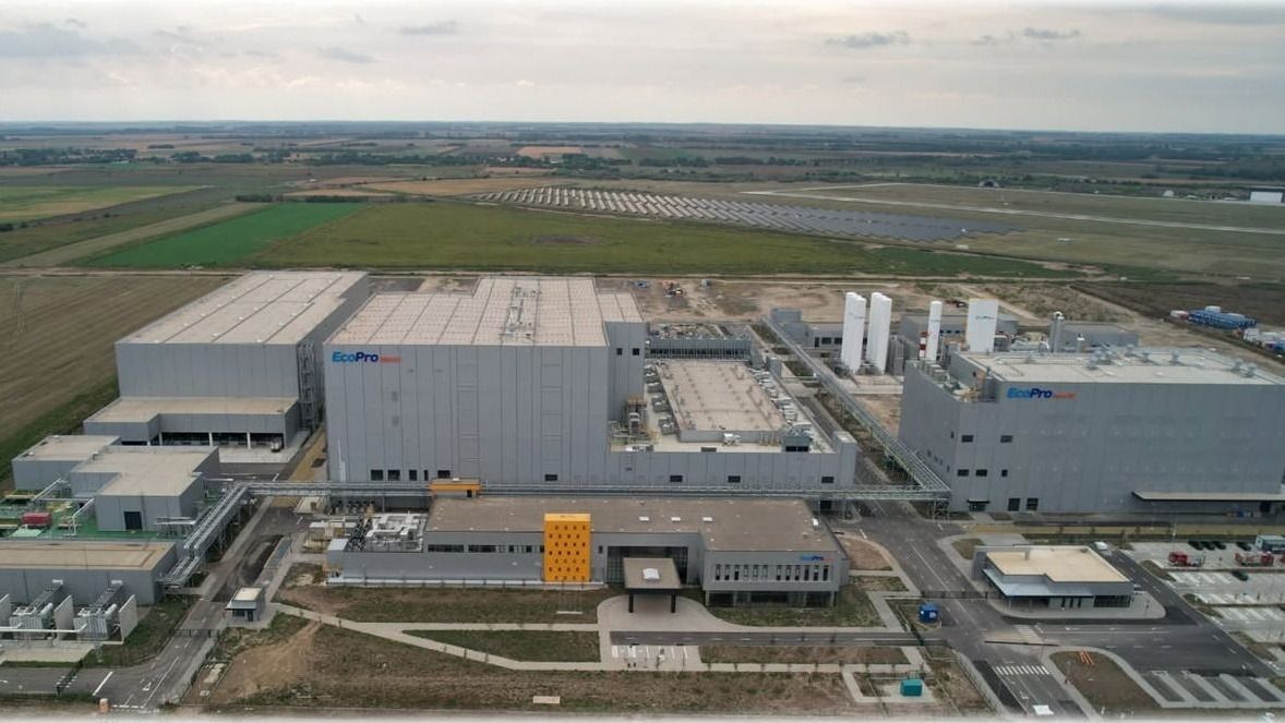 Óriási dolog készül Debrecenben, döntöttek az ázsiai tulajok: átépítik a nagy akkugyárat, rengeteg pénzt fog hozi nekik – a gödi Samsung és a BMW azonnal lecsapott rá