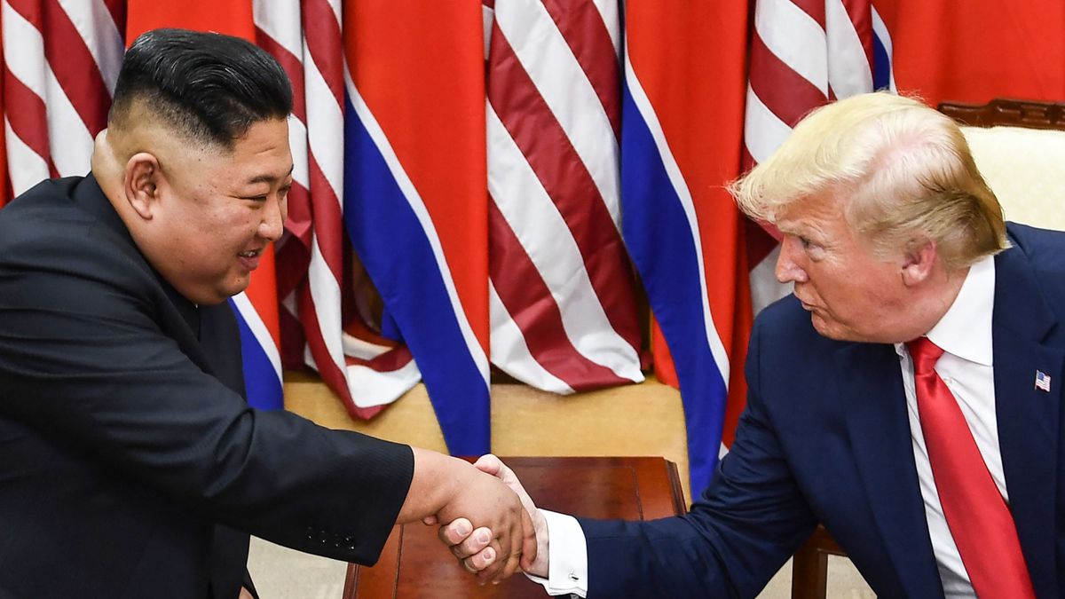 Donald Trump csökkenti az amerikai részvételt dél-koreai hadgyakorlaton, mivel szerinte Kim Dzsongun a Fehér Házban "tiszteletteljes