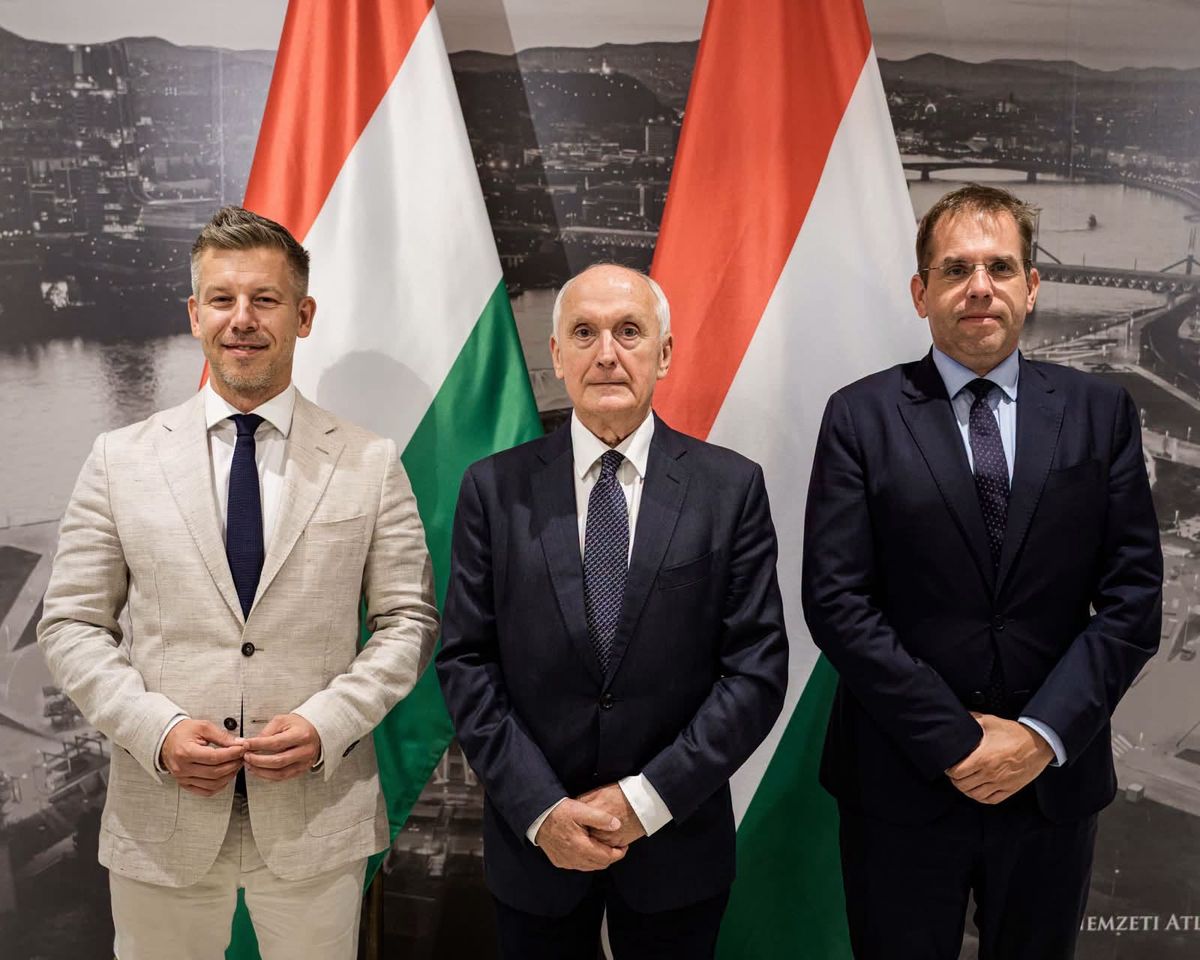 Baka András (középen) jogtudós, főiskolai tanár, az állam- és jogtudományok kandidátusa, az Államigazgatási Főiskola egykori főigazgatója és két cikluson át az Emberi Jogok Európai Bíróságának bírája. Fotó: Magyar Péter Facebook-oldala