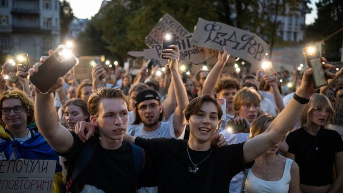 Zelenszkij most túllőtt a célon: a parlament elé vonultak az ukránok, mégsem hozta vissza nép kedvencét – ebből felfordulás lesz 