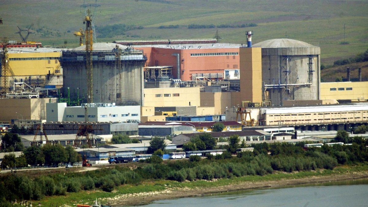 Már robbantottak a Dunában, hogy mentsék az atomerőművet: nem volt elég, még több töltetet hoz a hadsereg – videón a művelet 