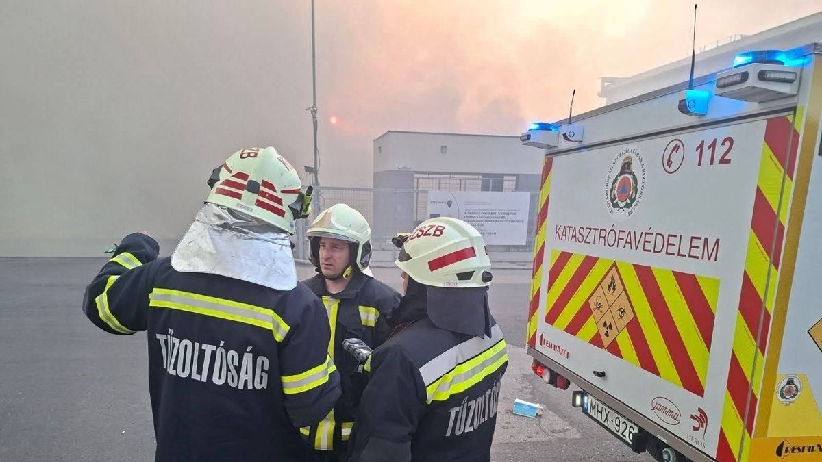 Brutális tűz közelít Magyarország egyik legnagyobb városához, a polgármester figyelmeztette az 50 ezres lakosságot: hármas kiemelt riasztási fokozat lépett életbe 