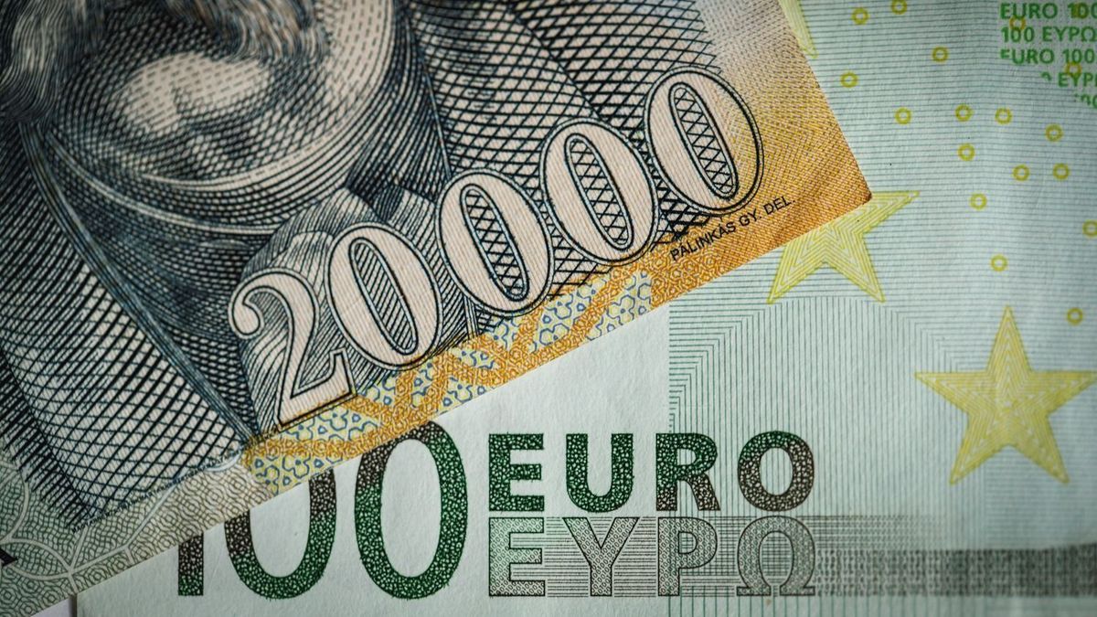Senki se bír a forinttal, a 42 fokban újra robog, ideges a dollár lett 
