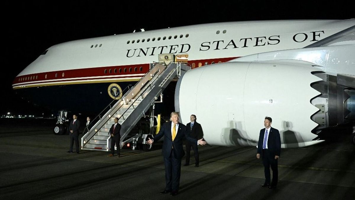 Catering-konténerben csempészték át Trumpot Törökországban egy másik gépre - merényletet terveztek az Air Force One ellen 