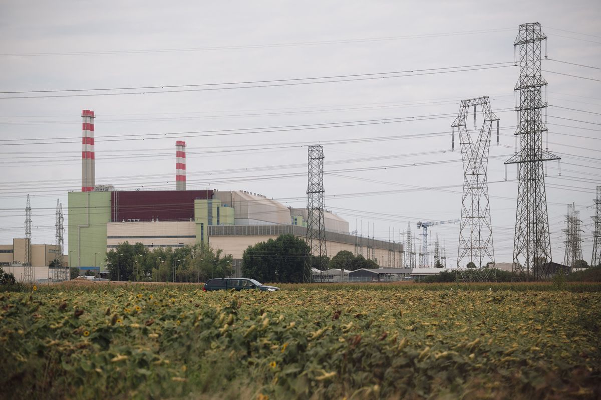 Rendkívüli találkozót hívott össze Magyar Péter Hungarian nuclear power plant Paks runs on minimum due to water shortage