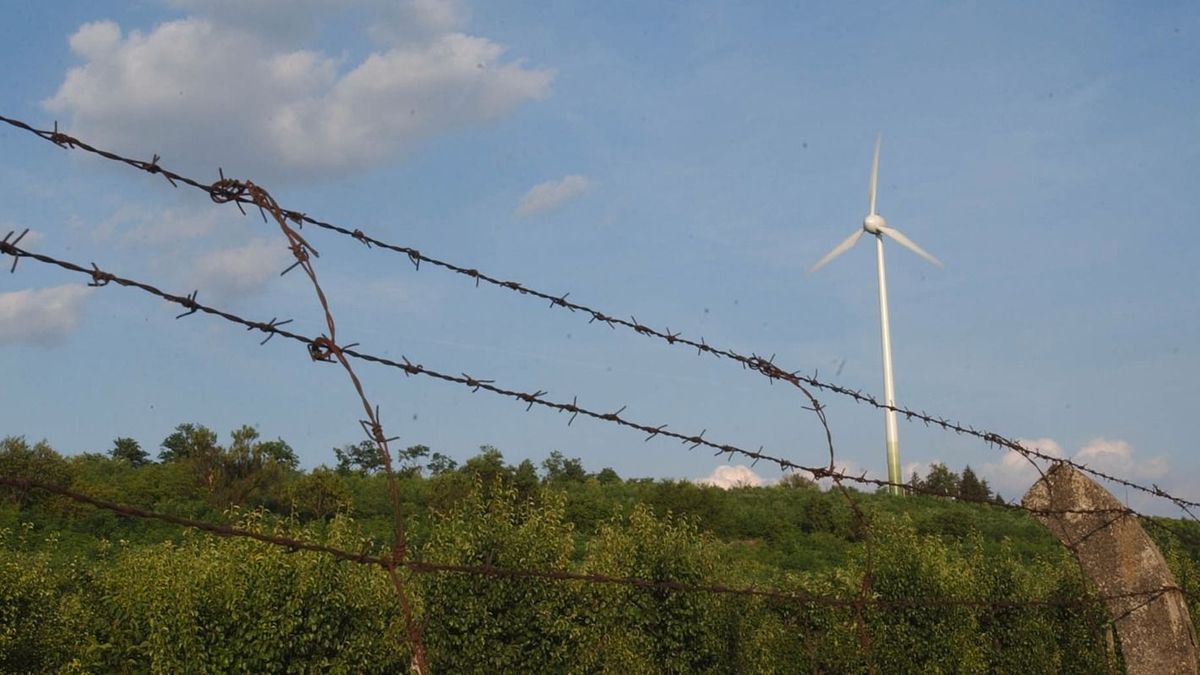 A szélturbina zajos: Kulcs 20 éve él együtt a lapátokkal, megszokta a fülük, de egy fillért sem profitálnak belőle – videóriport 