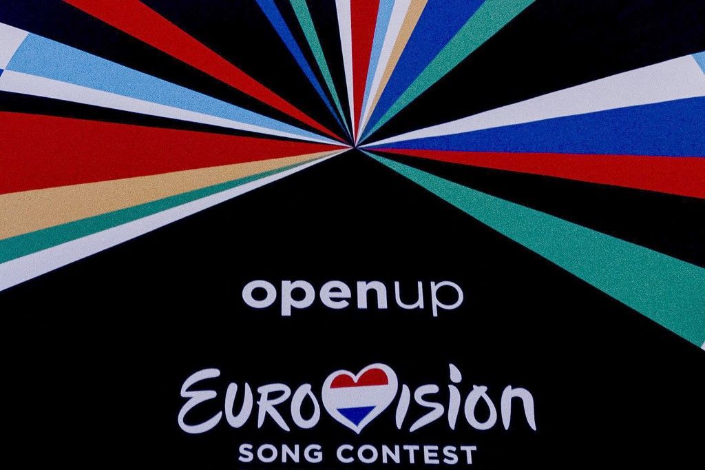 Eurovízió – a 2020-as logó, az első évben amikor Magyarország már nem vett részt: "open up", azaz "nyílj ki" – az ellenkezője zajlik