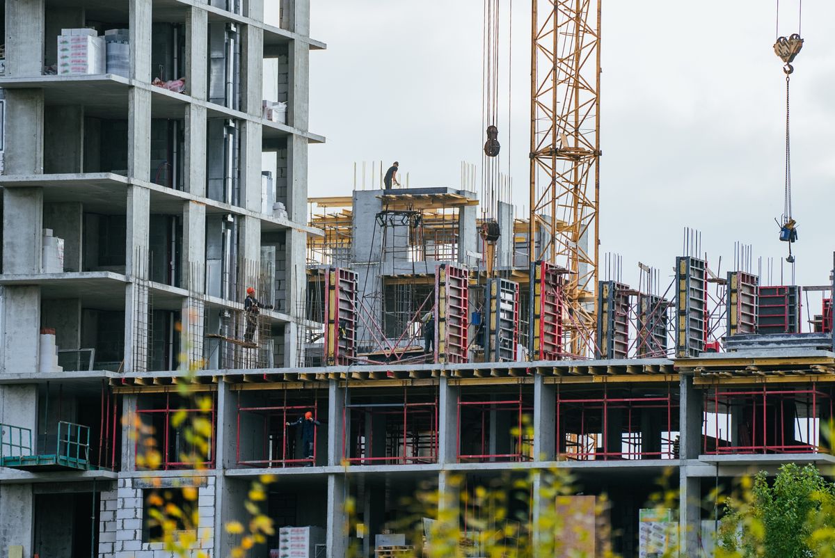 Construction,Workers,Efficiently,Building,A,Lar ge,Concrete,Residential,Building,,Using építőipari munkás minimálbér