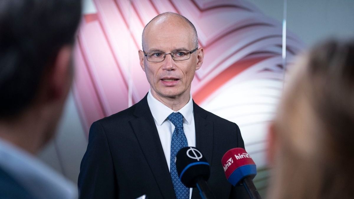 Elismerte Varga Mihály jobbkeze: az euróbevezetés miatt komolyan gondolkodnak az MNB-ben az inflációs célszint átírásában – "Az ember érzi, hogy egy 3 százalékos inflációs célnál, nem biztos, hogy teljesíteni tudja" 