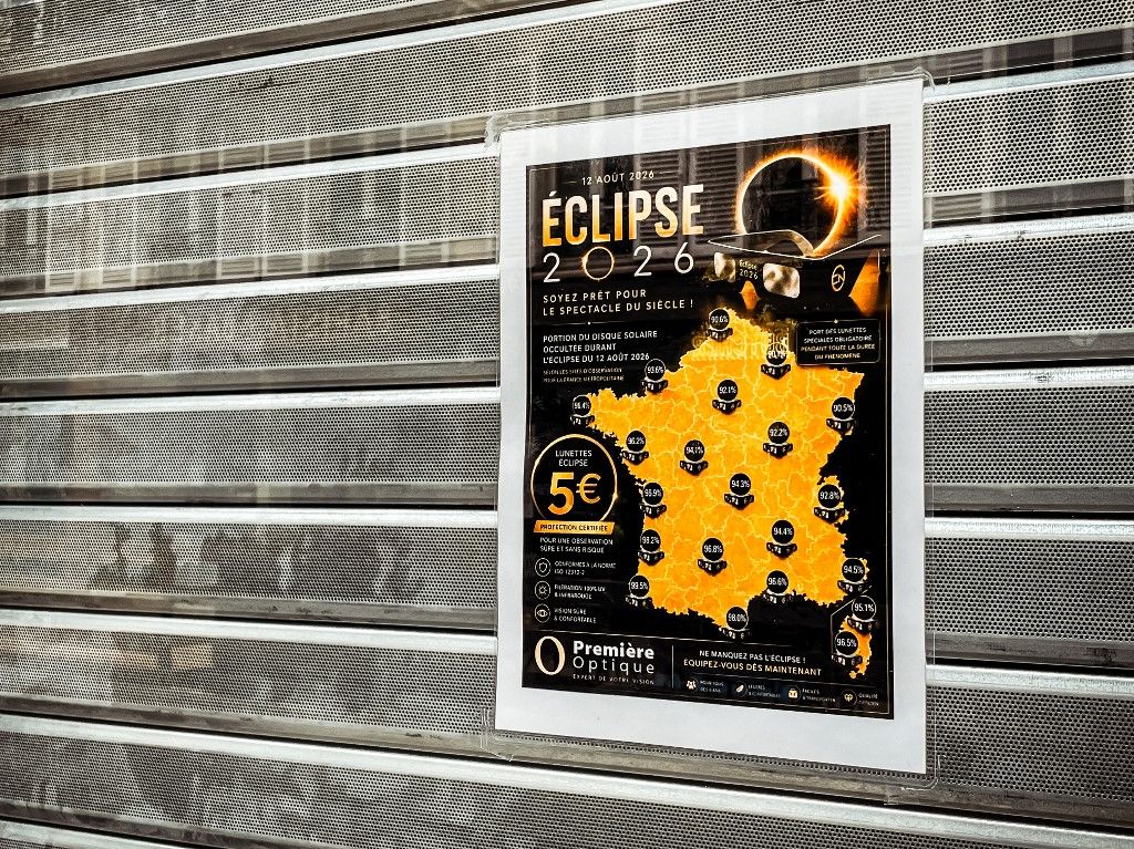 FRANCE-ILLUSTRATION-PARIS-SOLAR-ECLIPSE