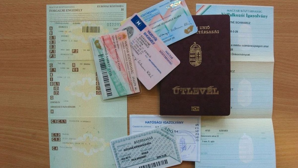 Meglepő bejelentést tett a Belügyminisztérium: mégis lehet használni a régi típusú személyi igazolványokat egy darabig 