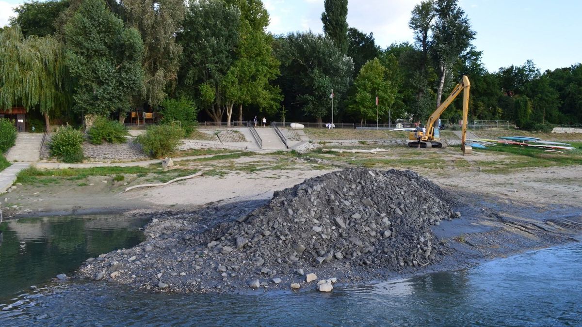 Ezt nem mutogatják: így néz ki a Duna, miután megdolgozták a medrét a munkagépek – "30 millió éves agyagrétegeket termeltek ki" 