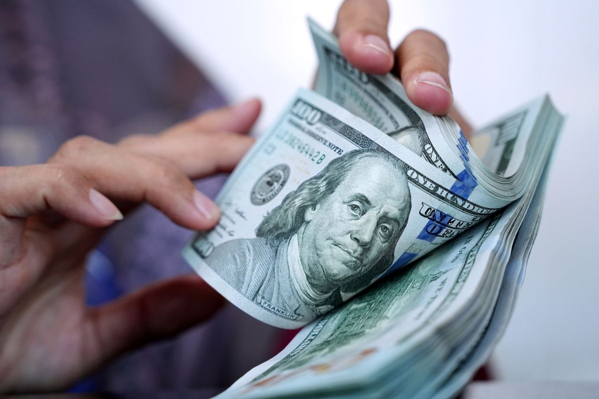 Forint árfolyama – a nemzetközi ellenszél egyelőre nem támadt fel: lássuk a pótköltségvetést 