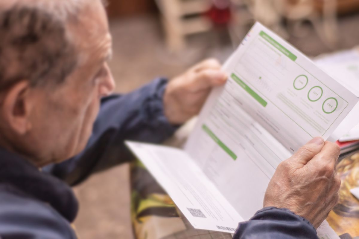 An,Elderly,Man,Studies,An,Electricity,Bill.,Pension.,Electricity,Costs, nyugdíj