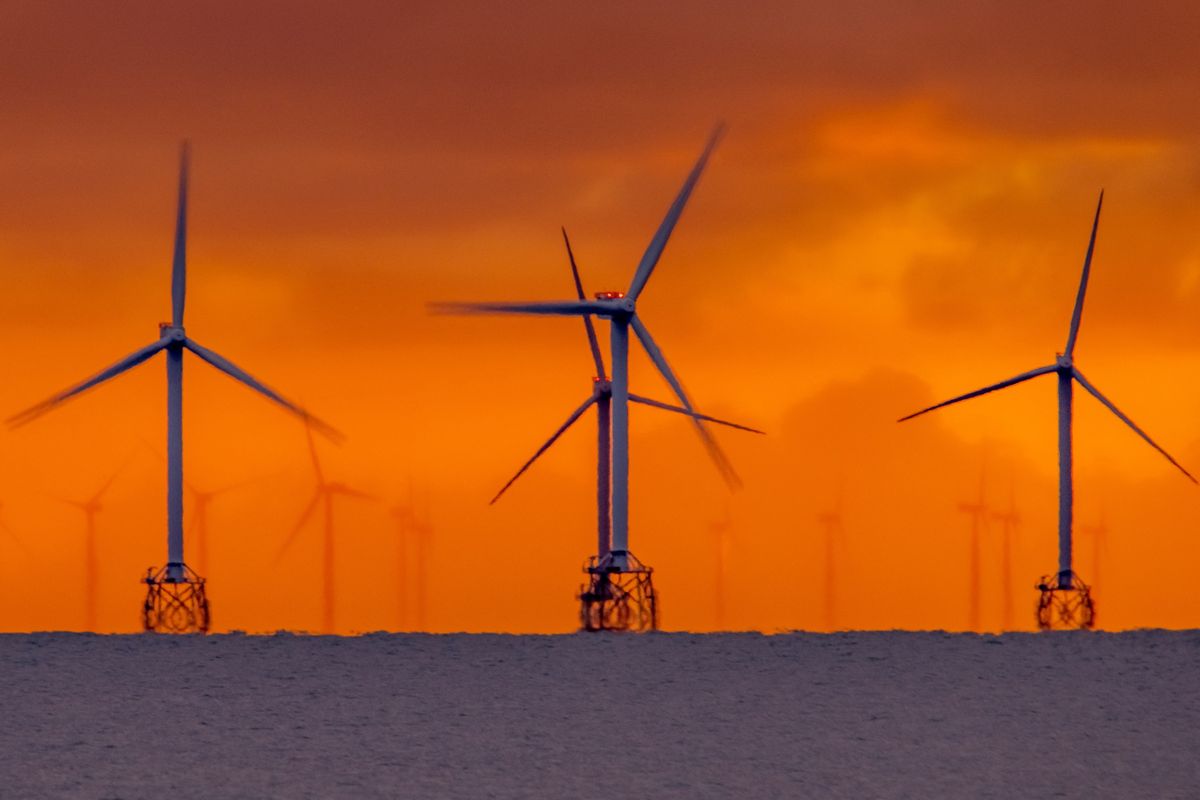 szélturbina, Sunset view from Walney Island towards wind farm in the Irish Sea providing power to numerous homes