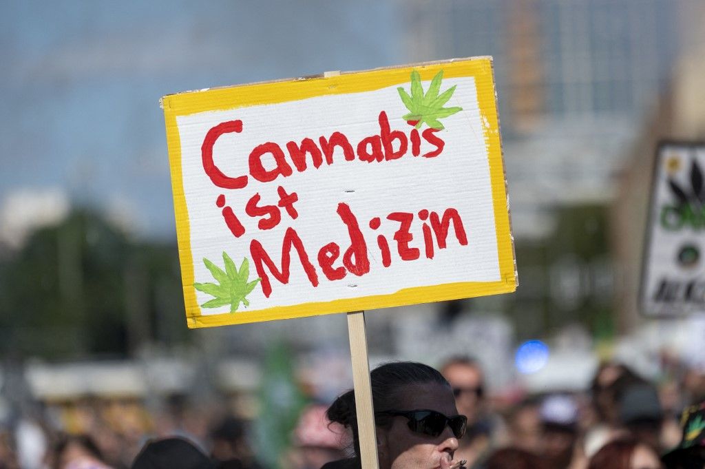 A kannabisz gyógyszer – reklámozza a két héttel ezelőtti hagyományos berlini "kenderparádé" résztvevője, a belügyminiszter azonban keresetlen szavakkal élt a füvet törtvényesítő, két éve életbe léptetett jogszabályt illetően