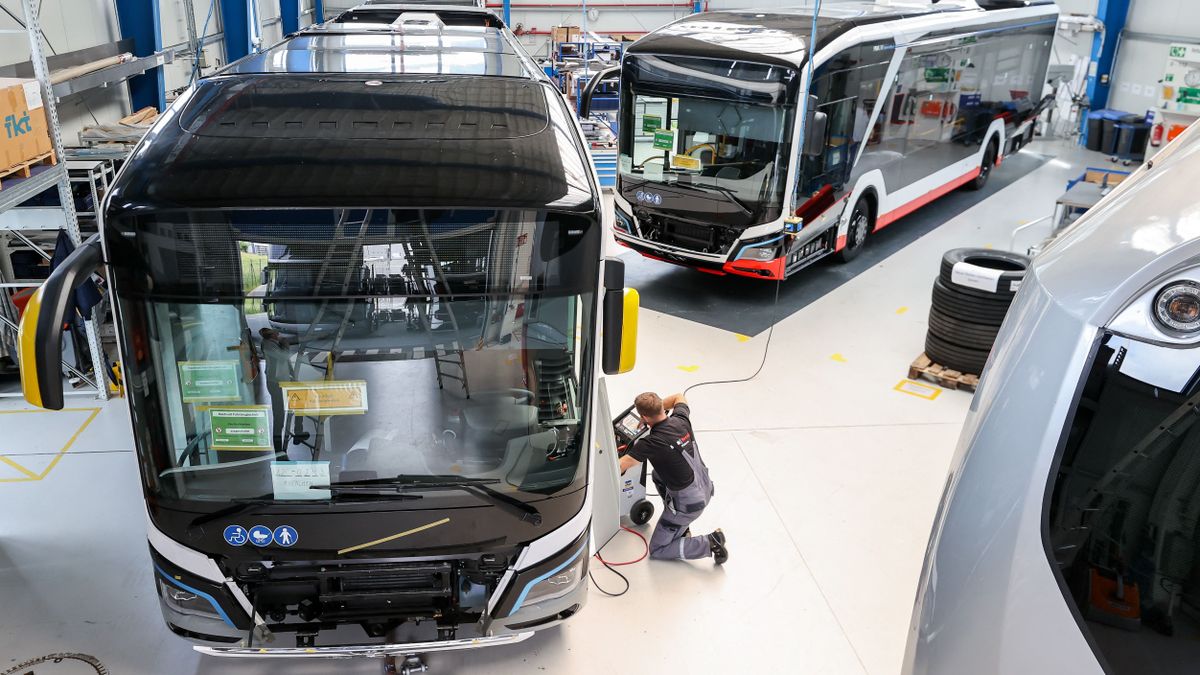 Vissza kell hozni a dízel buszokat a tömegközlekedésben a Paksi Atomerőmű leállása miatt, a teljes elektromos flottát kivonhatják