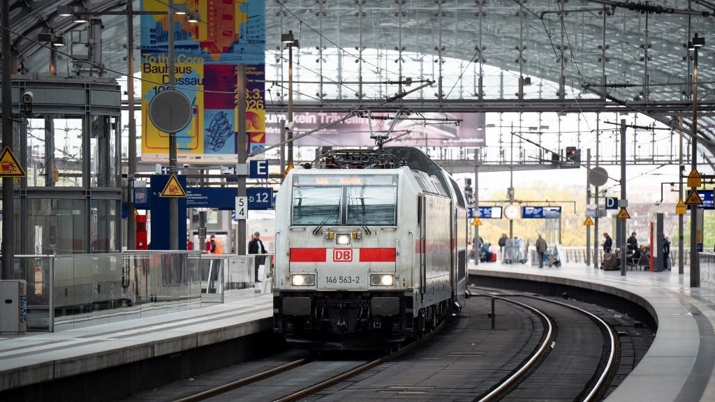 Alstom Traxx mozdony
vonat, vasút
Németország, Románia