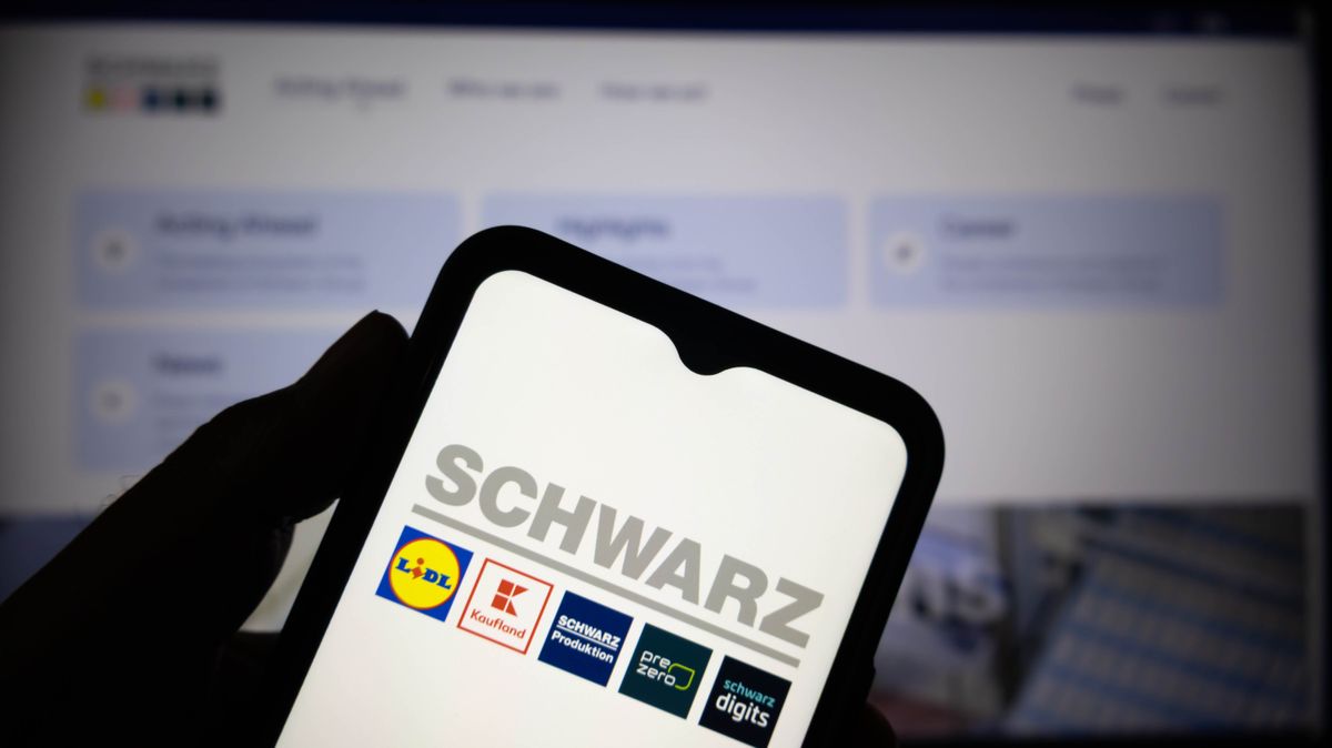 Closeup,Of,A,Smartphone,Screen,Displaying,The,Schwarz,Group,Corporate, Lidl, Kaufland, lidl