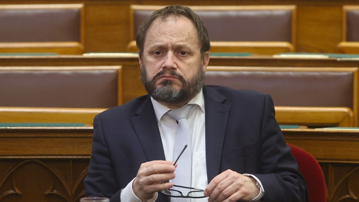 Jön a közgazdászok nagy éves seregszemléje: egy asztalhoz ül Varga Mihály és Kármán András 