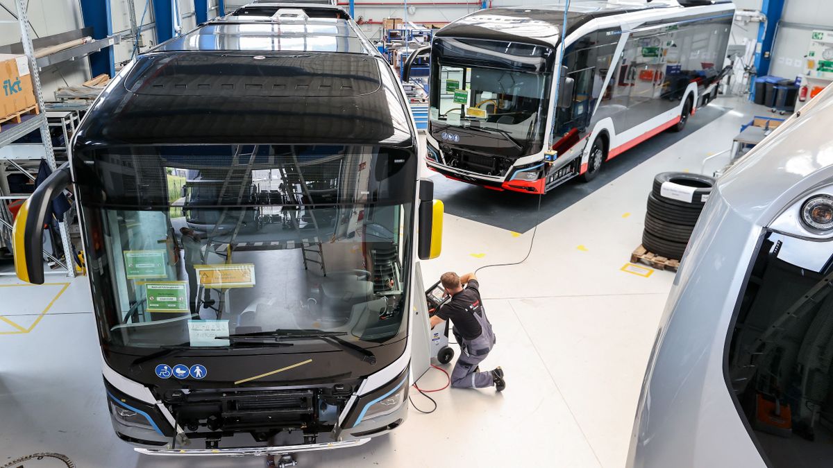 Vissza kell hozni a dízel buszokat a tömegközlekedésben a Paksi Atomerőmű leállása miatt, a teljes elektromos flottát kivonhatják 