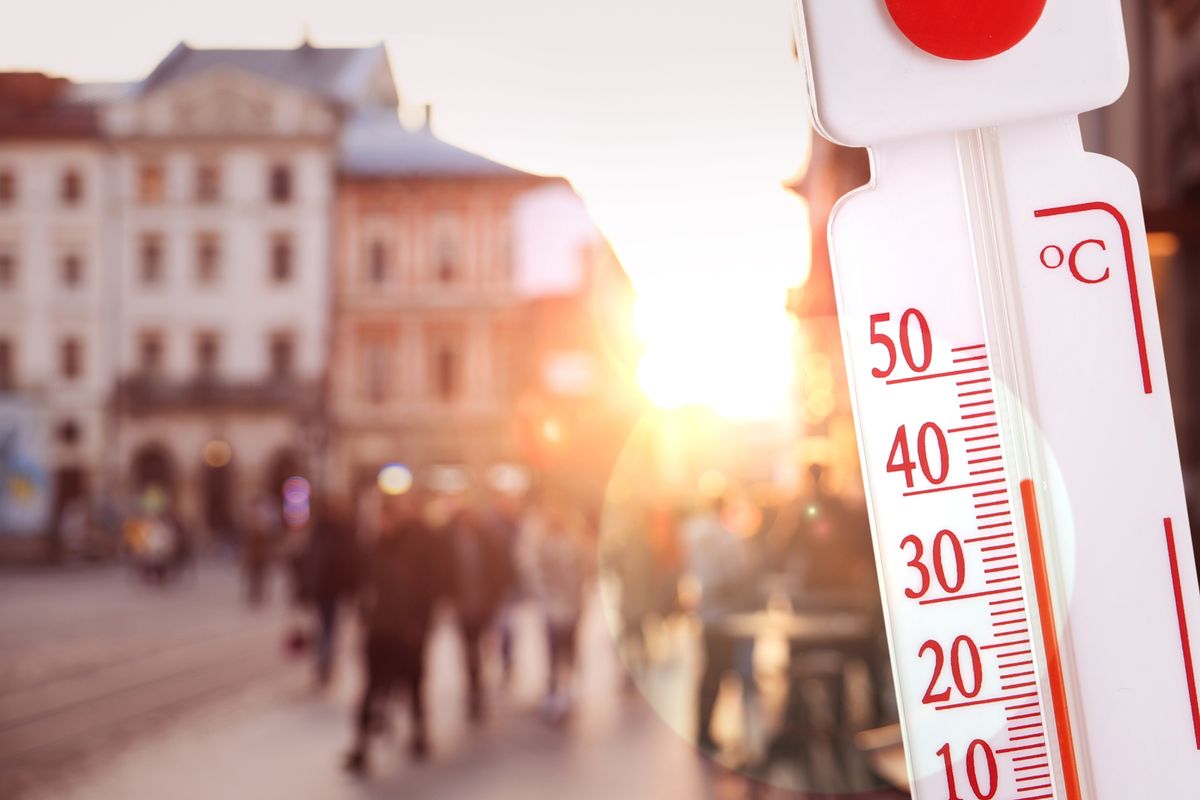 Thermometer,Showing,High,Temperature,Against,City,During,Hot,Day, vízhiány