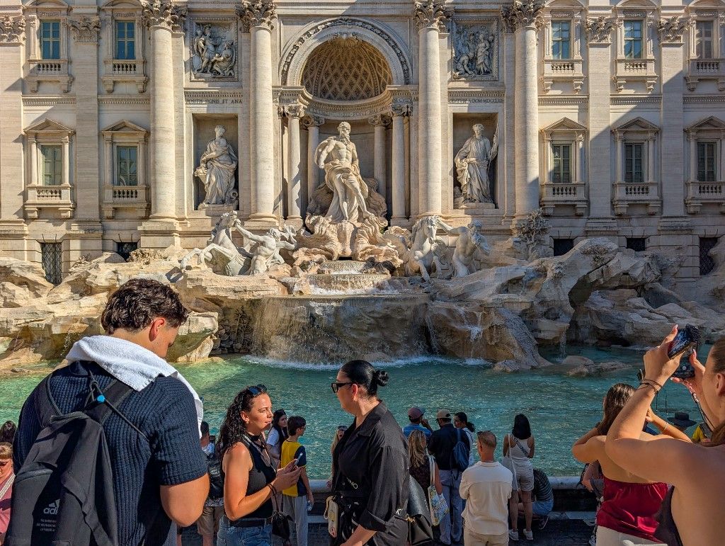 tömegturizmus,Tourists At Trevi Fountain In Rome