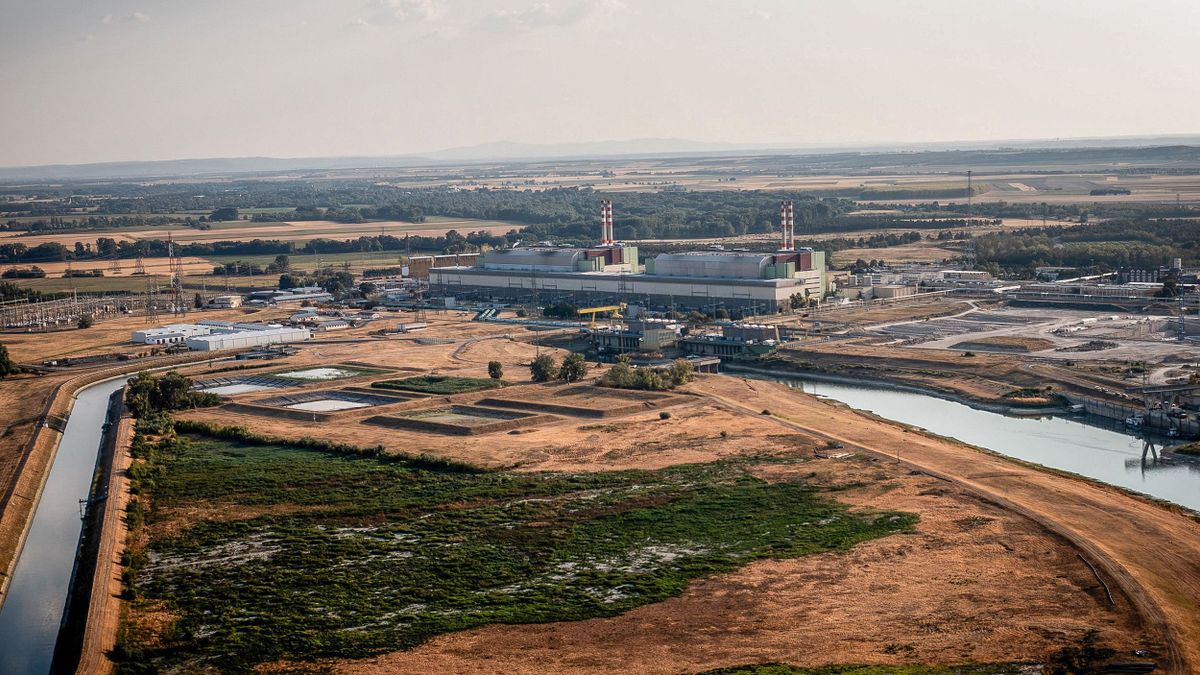 Sorsdöntő órák jönnek Pakson, megint apad a Duna, Magyar Péter hamarosan különleges eseményt mutat meg a helyszínen