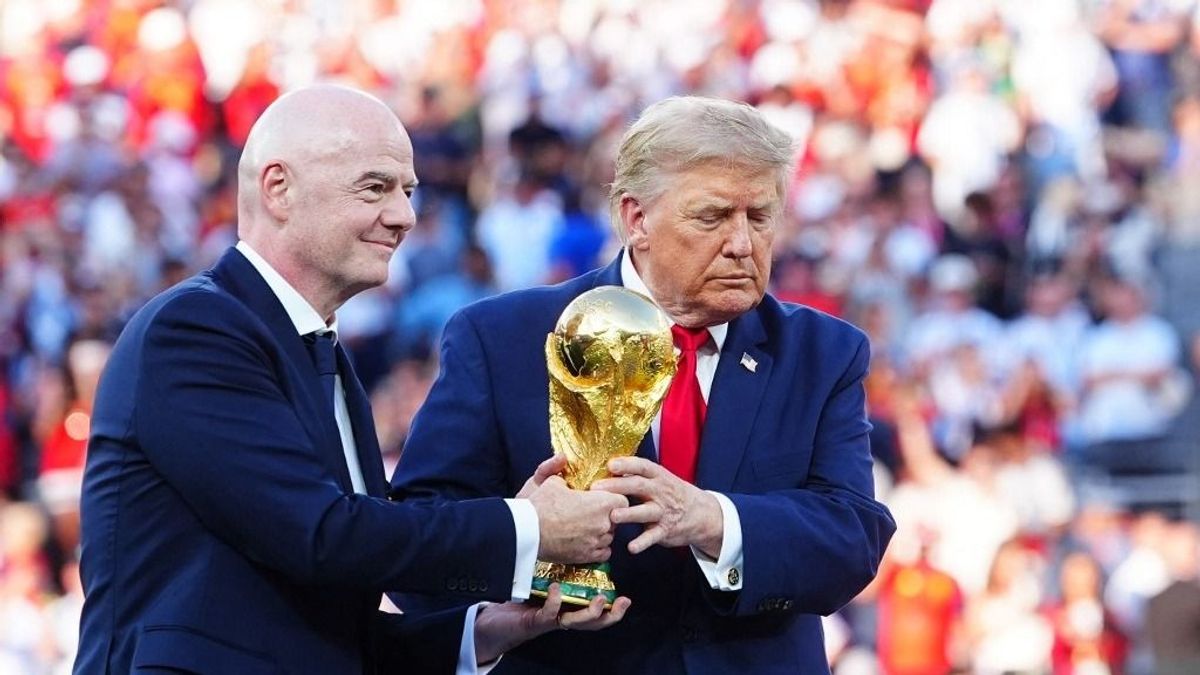 Hiába védi Trump Infantinót, végleg kitört a háború a FIFA és az UEFA között - új világbajnokság szerveződhet 