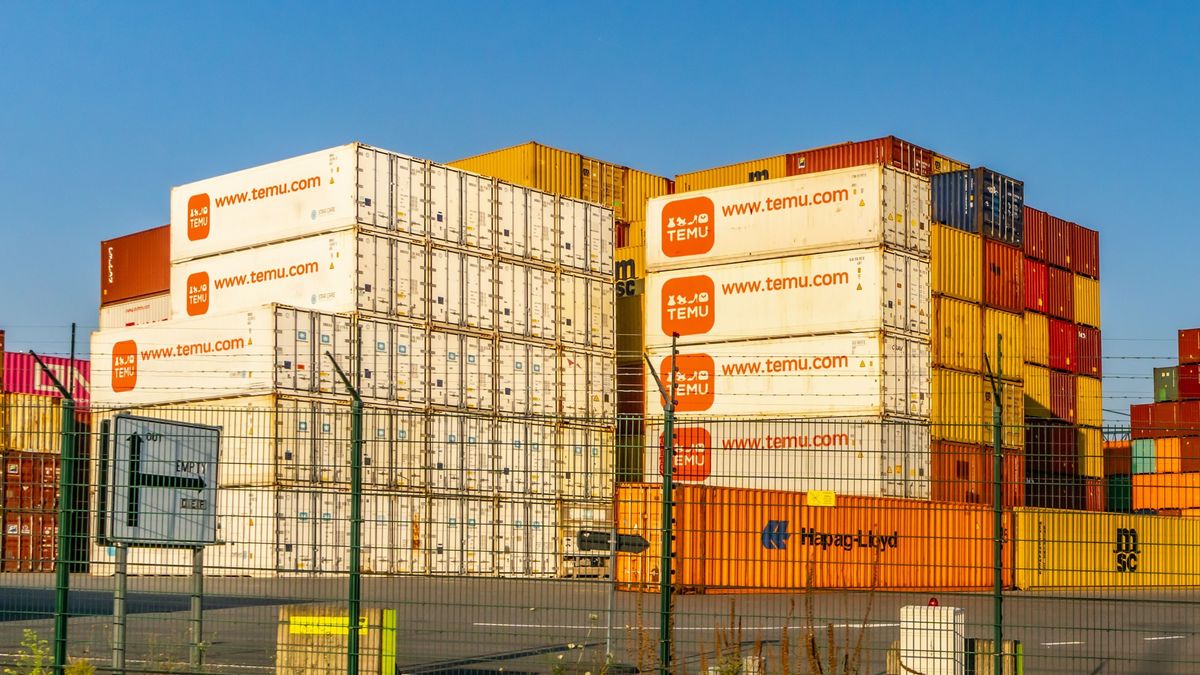 Ham,Laakdal,,Belgium,-,September,08,,2024:,Sea,Shipping,Containers