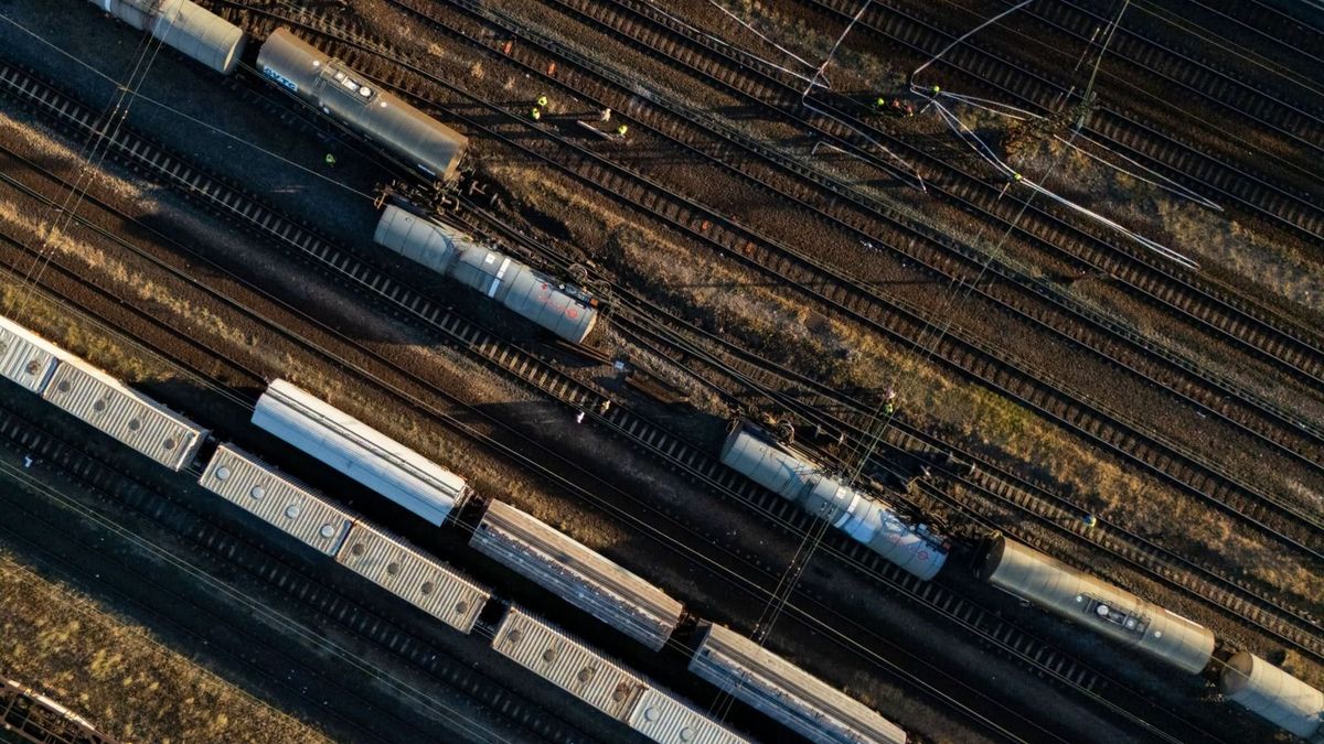 Rendkívül súlyos vonatbaleset történt, a MÁV vezérigazgatója figyelmeztetést adott ki: káosz a közlekedésben, 40 pótlóbusz indult útnak – veszélyes anyagot szállító szerelvény siklott ki