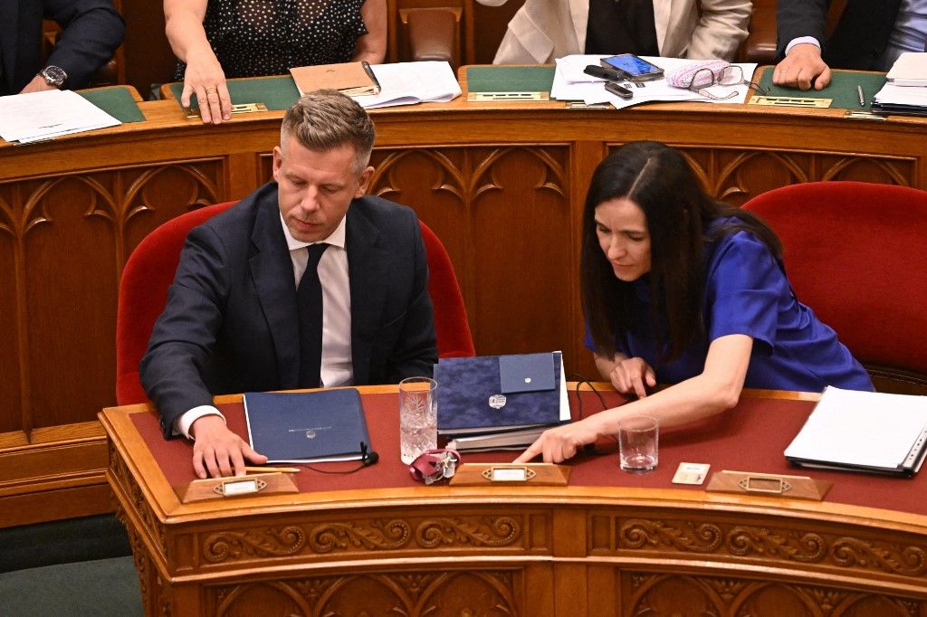 Magyar Péter miniszterelnök (b) és Orbán Anita külügyminiszter (j)