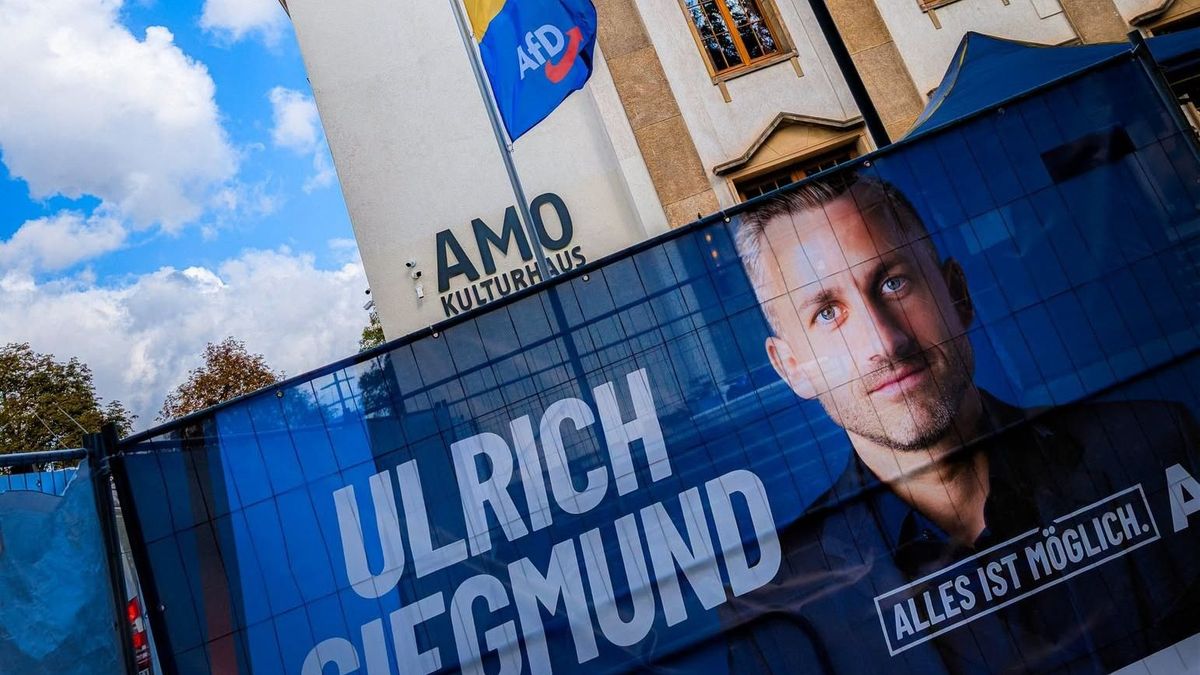 Egészen elképesztő jelenet zajlott: robogóval érkezett szavazni az AfD jelöltje, biztonsági gyűrűben kellett nyilatkoznia – úgy tűnik, pártja megnyeri a választást 