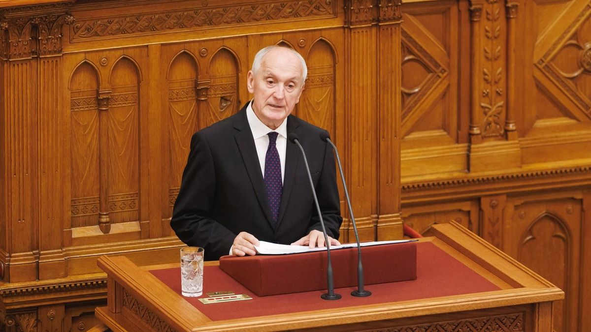 Baka András államfő felszólalásával megkezdődött a parlament plenáris ülése