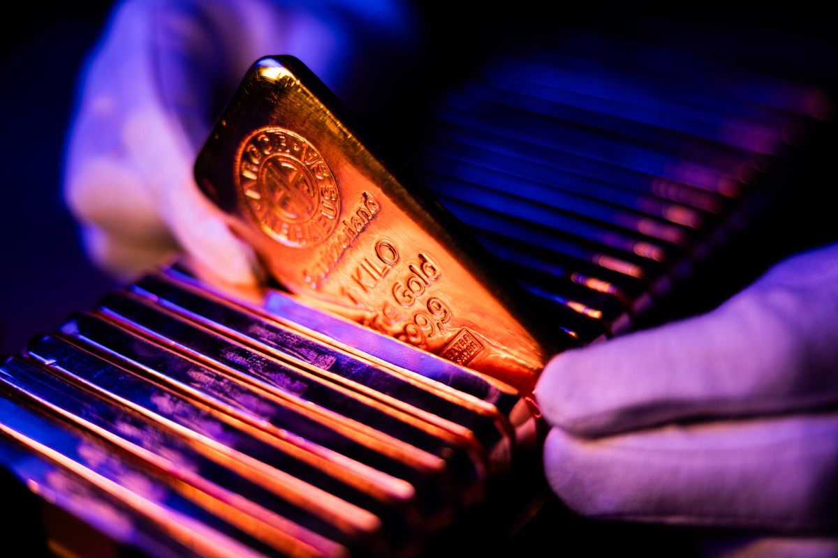 arany Gold Rises to Record as Weaker Dollar Extends Scorching Rally