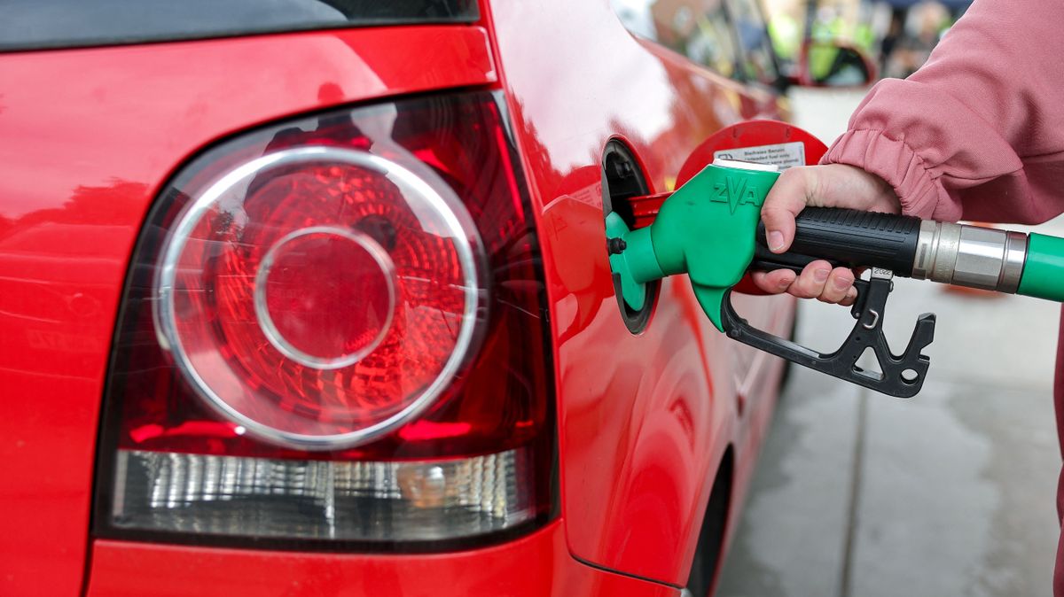 Előre megmondták, hogyan fog drágulni az üzemanyag Magyarországon hétfőtől: a benzinesek és a dízelesek sem ússzák meg – az olajár már hajnaltól a 100 dollárt ostromolja 